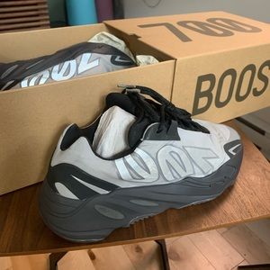 Adidas YZY 700 MNVN size US 9